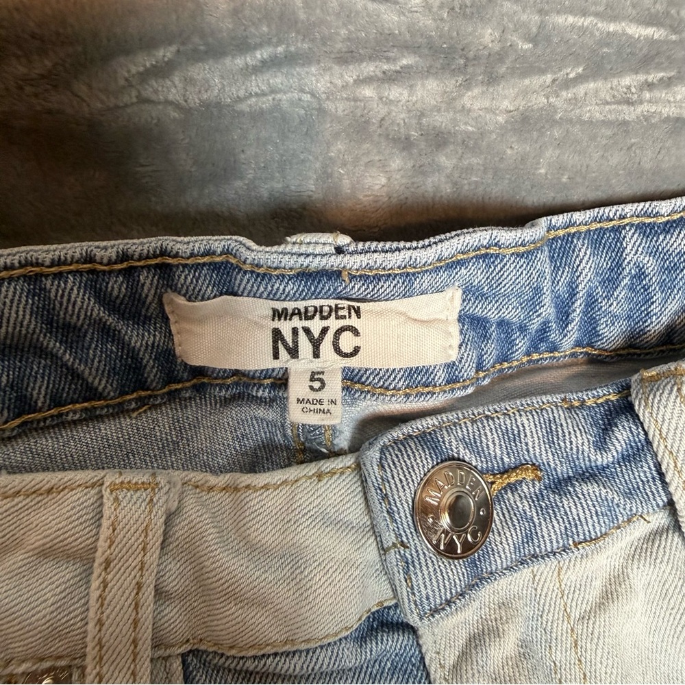 Madden NYC Women's Two-Tone Denim Shorts Size 5 - Picture 3 of 6